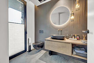 Modern and bright bathroom