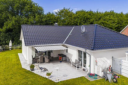 Seitliche Hausansicht mit vorderen Terrasse