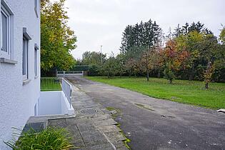 Zufahrt mit Hoftor abschließbar
