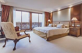 Sonniges Schlafzimmer mit Blick auf den See