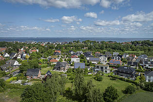 Luftaufnahme mit Ostsee im Hintergrund
