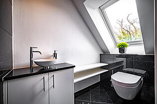 Abgetrennte Toilette im Masterbad