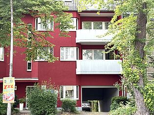 Hausansicht und Balkon