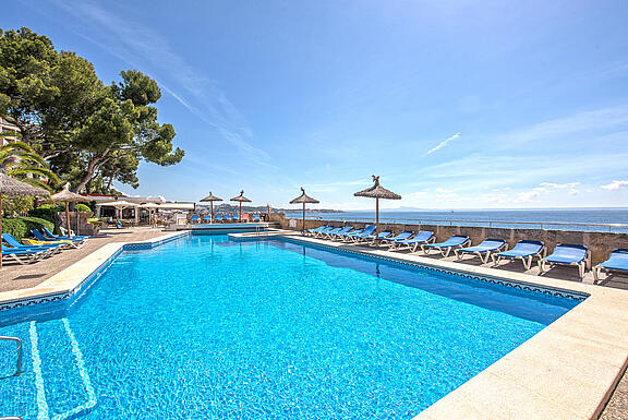 Pool in first line community with sea views in Illetas Pool in first line community with sea views in Illetas