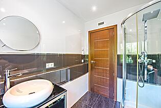 Bathroom in Villa for sale Magaluf Mallorca