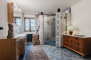 Große Dusche im Tageslichtbad