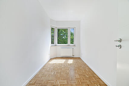 Schlafzimmer mit großer Fensterfront