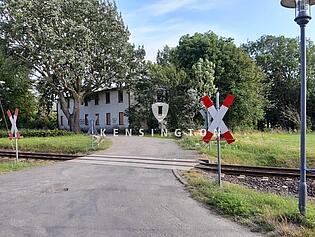 Bahnübergang zum Haus