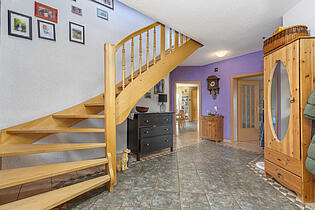 Flur und Treppe ins DG