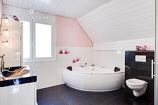 KZO00039 6.5 Zimmer Einfamilienhaus in Kollbrunn - Whirlwanne Bad 1. OG