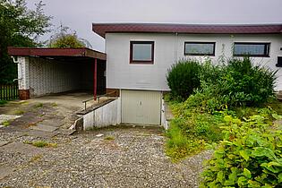 Tiefgarage und Carport am Haus