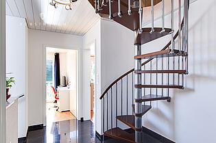 KZO00039 6.5 Zimmer Einfamilienhaus in Kollbrunn - Wendeltreppe ins Dachgeschoss