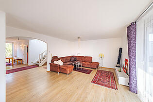 Wohnzimmer mit Zugang zum Balkon 1.OG