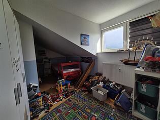 kleines Schlafzimmer  DG