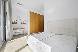 Dormitorio principal en apartamento  planta baja en Sol de Mallorca