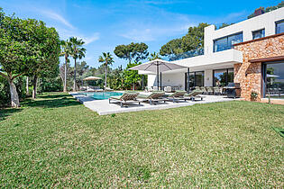 Sea view villa for sale in Sol de Mallorca