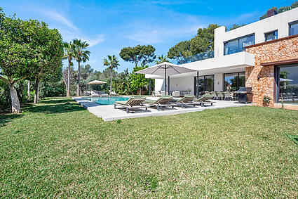 Sea view villa for sale in Sol de Mallorca