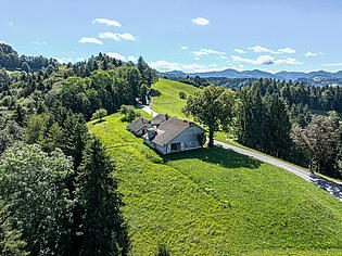 KZO00075A Natur pur - 4.5 Zimmer Einfamilienhaus mit Scheune und Grasland - Lage im Grünen