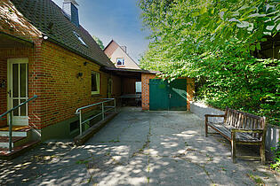Hof und Garage