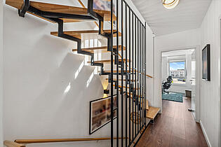 1. OG Flur/Treppe rechts