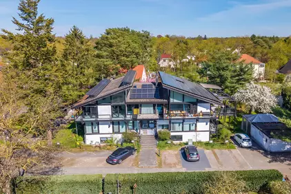 Blick auf das Wohn- und Geschäftshaus