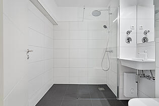 Modernes, neues Bad mit Walk-in-Dusche
