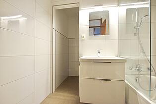 Innenliegendes, modernisiertes Badezimmer