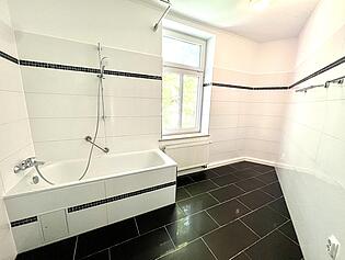 Badezimmer mit Badewanne