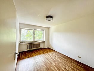 Großzügiges Schlafzimmer