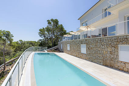 2. Frontline villa with sea access