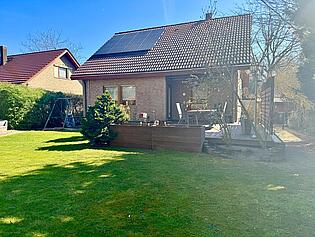 Gartenansicht mit Blick auf das Haus
