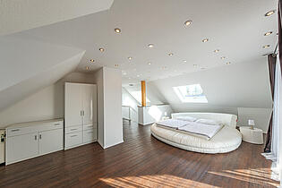 viel Platz im Schlafzimmer mit Zugang zum Balkon im DG
