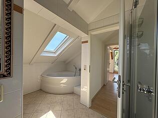 Ausladende Eckbadewanne 