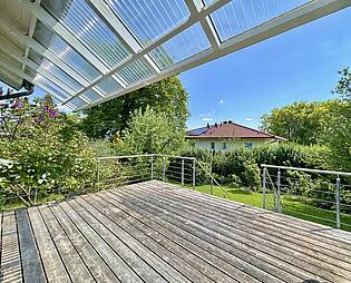 Großzügige und sonnige Terrasse