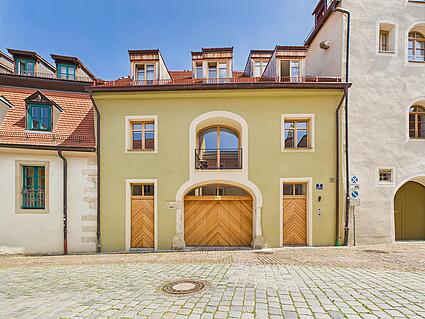 Außenansicht mit Garage