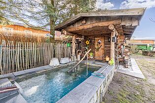 Sauna aus Lerchenholz mit Tauchbecken