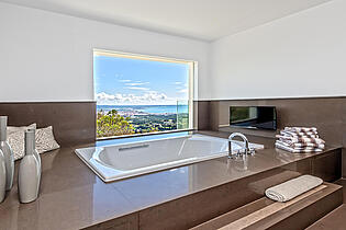 Sea view bathtub (master suite)