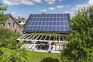 Hinteransicht mit Solaranlage und Terrasse