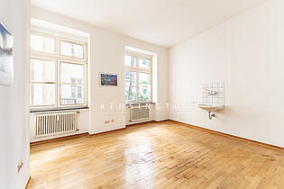 Zimmer mit großer Fensterfront