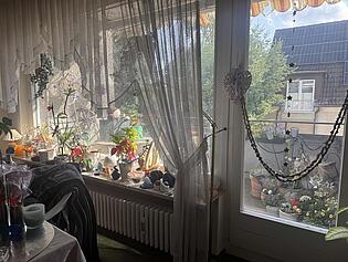 Wohnzimmer mit Balkon