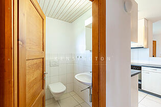 KZO00062B 4.5 Zimmer Einfamilienhaus mit 3.0 Zimmer Einliegerwohnung an fantastischer Aussichtslage in Bäretswil - WC Einliegerwhg