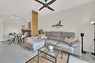 Spacious living room 