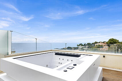 Jacuzzi with sea views