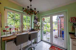 Küche mit Ausgang zum Garten