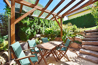 Überdachte Ostterrasse