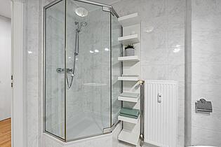 Apartment Badezimmer mit Dusche