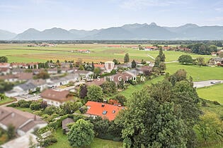 Luftaufnahme mit Blick in die Berge 8.0