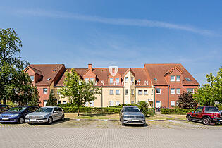 Außenansicht mit Stellplätzen