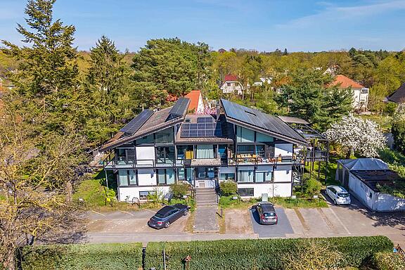 Blick auf das Wohn- und Geschäftshaus