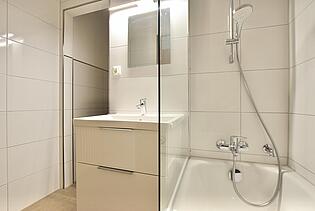 Innenliegendes, modernisiertes Badezimmer